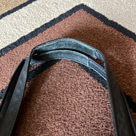 THE PURSE PEDDLERS Large Black genuine Leather Tote - Picture 2 of 10